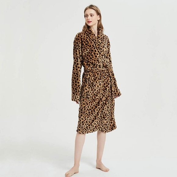 Oscar de la Renta buttery soft leopard print bathrobe - Picture 15 of 16